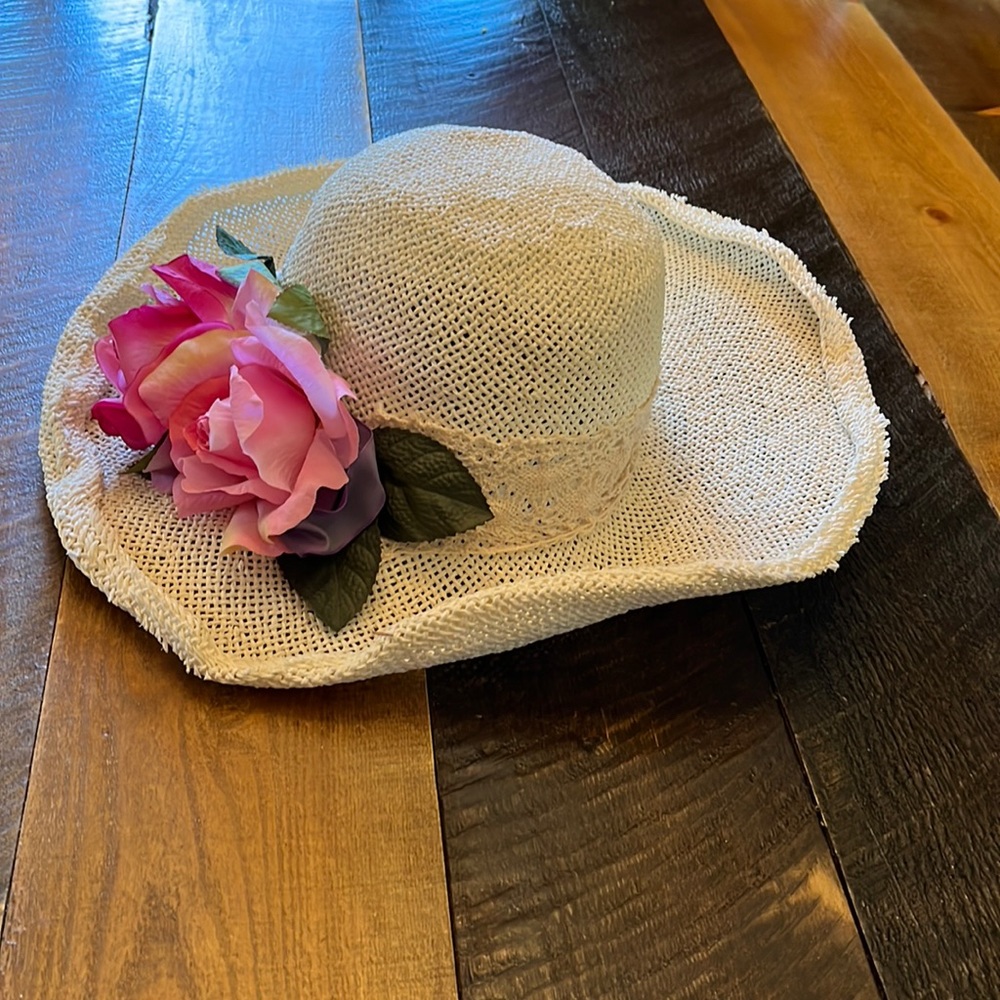 Pretty White Wide Brimmed Woven Hat with flowers 🌺